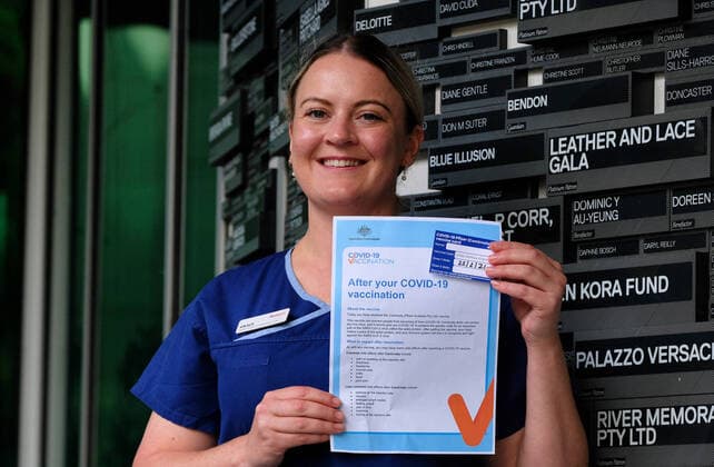 News Bilder des Tages VIC COVID19 VACCINE ROLLOUT, Grace Gibney ,Nurse manager with the COVID-19 Screening clinic at the Austin Hospital shows her in Vaccination certificate in Heidelberg , Monday, February 22, 2021. ( NO ARCHIVING, EDITORIAL USE ONLY, NO USE IN BOOKS WITHOUT CONSENT MELBOURNE VIC AUSTRALIA  Copyright: xLUISxASCUIx 20210222001522301897
