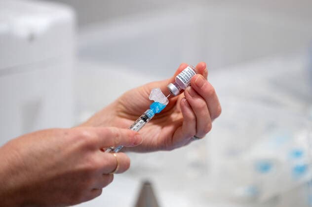 WA COVID19 VACCINE ROLLOUT, Medical workers prepare the Pfizer coronavirus vaccine at the Hyatt Perth quarantine hotel in Perth, Monday, February 22, 2021. Australia will begin its roll out of the Pfizer coronavirus vaccine on Monday, the country s most complicated logistical exercise to date. ( NO ARCHIVING, EDITORIAL USE ONLY, NO USE IN BOOKS WITHOUT CONSENT PERTH WA AUSTRALIA Copyright: xJOSHxFERNANDESx 20210222001522345409