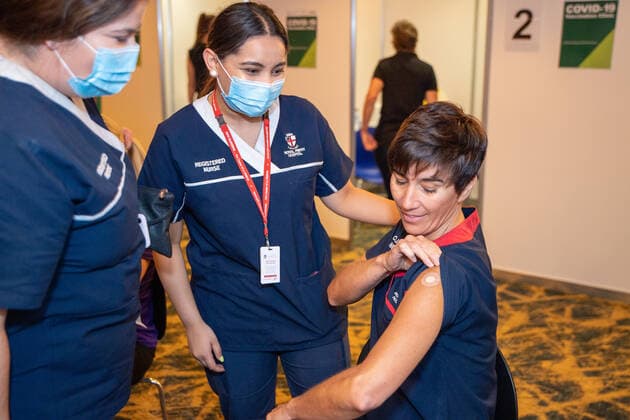 WA COVID19 VACCINE ROLLOUT, Nurse Antonia Garza (right) shows off her arm after receiving the Pfizer coronavirus vaccine at the Hyatt Perth quarantine hotel in Perth, Monday, February 22, 2021. Australia will begin its roll out of the Pfizer coronavirus vaccine on Monday, the country s most complicated logistical exercise to date. ( NO ARCHIVING, EDITORIAL USE ONLY, NO USE IN BOOKS WITHOUT CONSENT PERTH WA AUSTRALIA  Copyright: xJOSHxFERNANDESx 20210222001522345844