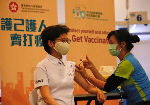 News Bilder des Tages February 22, 2021, HONG KONG, CHINA: A nurse injecting Covid-19 vaccine for HKSAR Chief Executive, Carrie Lam at the public library in Hong Kong this afternoon to kick start all-citizen-vaccination program in the City. Feb-22,2021Hong Kong.ZUMA HONG KONG CHINA - ZUMAl137 20210222_zap_l137_001 Copyright: xLiauxChung-renx