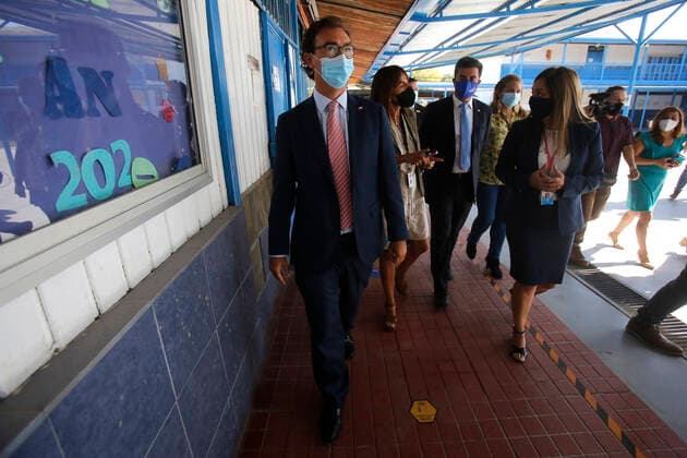 Santiago, February 22, 2021 The Minister of Education, Raul Figueroa, along with the Director of Public Education, Alejandra Grebe and the Superintendent of Education, Cristian ORyan, toured the facilities of the School JosÃ Bernardo Suarez de Macul to supervise the safety protocols of the establishment a few days before the s  Copyright: JONNATHANxOYARZUN ATONxCHILE