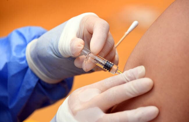 (210222) -- BEIJING, Feb. 22, 2021 -- A medical worker vaccinates a staff member at a temporary COVID-19 vaccination site at a company in the ZPark Phase 2 in Haidian District of Beijing, capital of China, Feb. 22, 2021. It is expected to take two days to complete the vaccination of more than 3,800 employees of the enterprise. ) CHINA-BEIJING-HAIDIAN-VACCINATION (CN) RenxChao 