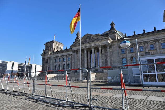 Reichstag mit doppeltem rot-weißen Absperrgitter 22.02.2021 Reichstag mit doppeltem rot-weißen Absperrgitter Berlin Regierungsviertel Berlin GER
