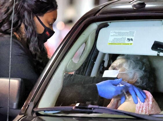February 22, 2021, Orlando, FL, USA: A Florida resident gets vaccinated at the drive-thru site at the Orange County Convention Center in Orlando, Monday, February 22, 2021. The Florida Department of Health continues to administer COVID-19 vaccinations at the convention center s North Concourse. Additional FEMA vaccination sites will open starting next week in Orlando and two other Florida cities. Orlando USA - ZUMAm67_ 20210222_zaf_m67_014 Copyright: xJoexBurbankx