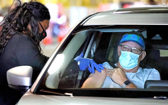 February 22, 2021, Orlando, FL, USA: A Florida resident gets vaccinated at the drive-thru site at the Orange County Convention Center in Orlando, Monday, February 22, 2021. The Florida Department of Health continues to administer COVID-19 vaccinations at the convention center s North Concourse. Additional FEMA vaccination sites will open starting next week in Orlando and two other Florida cities. Orlando USA - ZUMAm67_ 20210222_zaf_m67_013 Copyright: xJoexBurbankx