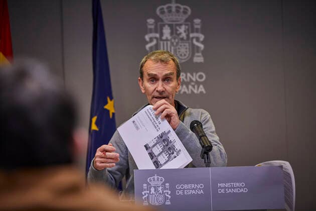 The director of the Center for Coordination of Alerts and Health Emergencies (CCAES), Fernando Simon shows some documents of the integrated management of the Covid-19 vaccination during a conference convened before the media at the Ministry of Health to report on the evolution of the coronavirus, in Madrid, (Spain), February 22, 2021. 22 FEBRUARY 2021;HEALTH;EPIDEMIC;EVOLUTION;CORONAVIRUS;CONTAGIONS;DEATHS LagenciaEP PRESS J. Hellin. POOL 02 22 2021 Madrid Madrid Spain Copyright: xLagenciaEPxPRESS J.xHellin.xPOOLx 3575996