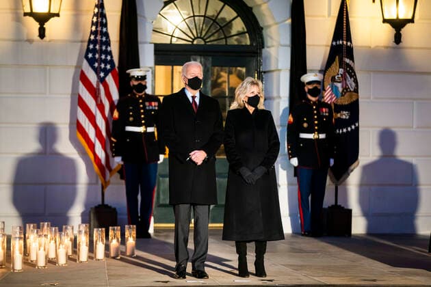 Coronavirus in den USA, Joe Biden - Schweigeminute am Weißen Haus February 22, 2021, Washington, District of Columbia, USA: US President Joseph Biden (C-L), First Lady Jill Biden (C-R) hold a moment of silence and candle lighting ceremony on the South Portico of the White House for the 500,000 Americans who have died from the Covid pandemic in Washington, DC, USA, 22 February 2021 Washington USA - ZUMAs152 20210222_zaa_s152_344 Copyright: xJimxLoscalzox-xPoolxViaxCnpx