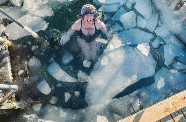 IMAGO Creative, Winter, Eisbaden IMAGO Creative, Jahreszeit Winter, Wellness im Spa American Mid 40s Woman Excited To Be Swimming With Ice In Denmark Denmark, Copenhagen CR_EMWIXA210222-660674-01 ,model released, Symbolfoto