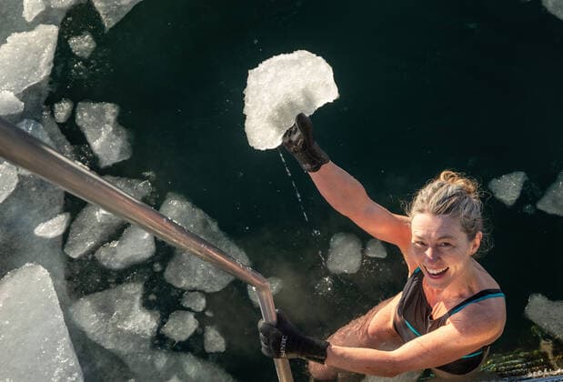 Happy Swimmer Holding Chunk Of Ice From Freezing Water in Copenhagen Denmark, Copenhagen CR_EMWIXA210222-660683-01 ,model released, Symbolfoto