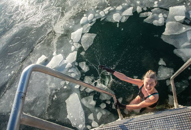 IMAGO Creative, Winter, Eisbaden IMAGO Creative: Alternativer Wintersport Smiling Woman Making Splash With Icebergs Before Swimming in Denmark Denmark, Copenhagen CR_EMWIXA210222-660684-01 ,model released, Symbolfoto