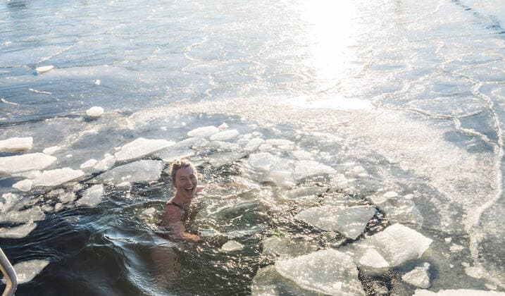 IMAGO Creative, Jahreszeit Winter, Wellness im Spa IMAGO Creative: Alternativer Wintersport Happy Woman Treading Water With Ice In The Ocean In Denmark Denmark, Copenhagen CR_EMWIXA210222-660690-01 ,model released, Symbolfoto