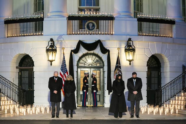 Coronavirus in den USA, Joe Biden - Schweigeminute am Weißen Haus US President Joseph Biden (L), First Lady Jill Biden (C-L), Vice President Kamala Harris (C-R) and Second Gentleman Doug Emhoff (R) hold a moment of silence and candle lighting ceremony on the South Portico of the White House for the 500,000 Americans who have died from the Covid pandemic in Washington, DC, on Monday, February 2021.  WAX20210222214 JIMxLOxSCALZO