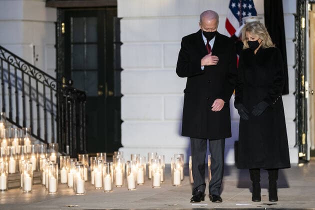 News Bilder des Tages Coronavirus in den USA, Joe Biden - Schweigeminute am Weißen Haus US President Joseph Biden (L), First Lady Jill Biden hold a moment of silence and candle lighting ceremony on the South Portico of the White House for the 500,000 Americans who have died from the Covid pandemic in Washington, DC, on Monday, February 2021.  WAX20210222204 JIMxLOxSCALZO