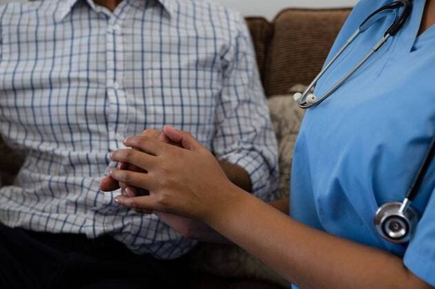 IMAGO Creative: Zivildienst und ehrenamtliches Engagement Female doctor consoling senior man in nursing home Midsection of female doctor consoling senior man in nursing home, model released, , property released, Cape Town, South Africa, 2017-04-27T23:00:00.000Z, 1052016.jpg, senior, sheltered, daycare, leisure, lifestyle, retirement, geriatric, retirement home, health, senior citizen, healthcare, medicare, aged, golden years, retirement community, casual, assisted living, together, care, female doctor, doctor, practitioner, specialist, health service, expertise, profession, uniform, accommodation, nursing home, sitting, relaxation, focus shot, problem, difficulties, solitude, loneliness, depression, sadness, negative emotion, sofa, holding hands 20s, Young Adult, Woman, Female, Caucasian, 60s, Se