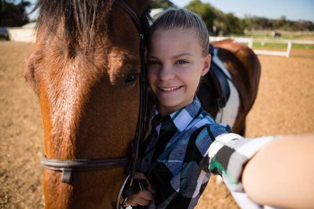 IMAGO Creative, Kinder auf dem Reiterhof Girl taking a selfie with horse Girl taking a selfie with horse at the ranch, model released, , property released, Cape Town, South Africa, 2017-05-02T23:00:00.000Z, 1053073.jpg, rider, countryside, farm, ranch, summer, summertime, casual clothing, smartphone, mobile phone, cellphone, phone, selfie, photo, photographing, memories, wireless technology, communication, global communication, connection, selfie stick, pony, thoroughbred, stallion, horse, domestic animal, vacation, holiday, lifestyle, hobby, leisure, childhood, innocence, learning, happy Child, Girl, Female, Caucasian, 12-13 Years, Girls, Caucasian Ethnicity Outdoors,Day