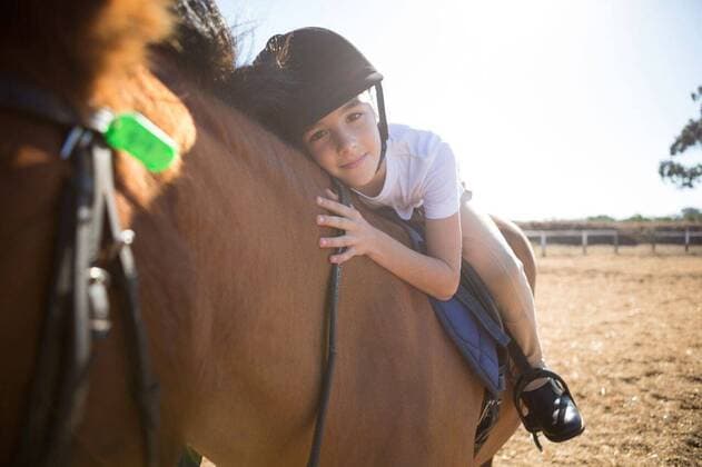 IMAGO Creative, Kinder auf dem Reiterhof Portrait of cute girl embracing horse in the ranch Portrait of cute girl embracing horse in the ranch on a sunny day, model released, , property released, Cape Town, South Africa, 2017-05-02T23:00:00.000Z, 1053130.jpg, rider, countryside, farm, ranch, sky, sunny, summer, summertime, casual clothing, protective helmet, wooden, fence, sitting, stirrup, rein, saddle, bridle, leaning, smiling, happy, content, embracing, hugging, stallion, horse, domestic animal, horseback, livestock, horse riding, equestrian, training, vacation, holiday, lifestyle, hobby, friendship, leisure, love, care, bonding, childhood, innocence, cute, confidence, learning Child, Girl, Female, Caucasian, 8-9 Years, Girls, Caucasian Ethnicity Outdoors,Day