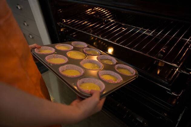 IMAGO Creative: Clickbait, Rezepte und Kochen Cropped hands of girl keeping muffin tin in oven Cropped hands of girl keeping muffin tin in oven at kitchen, model released, , property released, Cape Town, South Africa, 2017-05-24T23:00:00.000Z, 1054219.jpg, kitchen, domestic kitchen, domestic room, home, house, household, homey, apartment, domicile, abode, lifestyle, childhood, food, food and drink, freshness, holding, preparation, preparing, preparing food, cupcake holder, muffin, muffin tin, making, baking, oven, technology, appliance, home made, making a cake, standing, cooking, side by side, apron, cropped, part of, human hand, human body part Child, Girl, Female, Chinese, 8-9 Years, Girls, Chinese Ethnicity Indoors