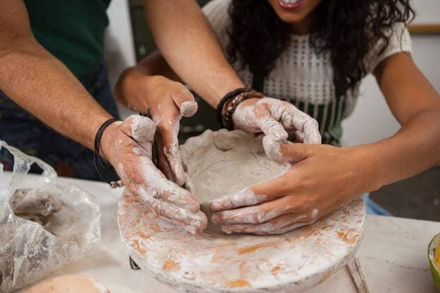 IMAGO Kreativ: Bildung, Kunsterziehung Man assisting woman in pottery Man assisting woman in pottery during class, model released, , property released, Cape Town, South Africa, 21.04.2017, 1059185.jpg, pottery, potter, craftsperson, artist, industry, class, assistance, guidance, profession, professional, job, occupation, apron, learning, practicing, education, assisting, art, creating, pottery wheel, craft product, earthenware, ceramic, clay, pot, molding, molding a shape, shaping, preparing, preparation, perfection, together, expertise, skill, creativity, art and craft, hobby 30s, Mid Adult, Man, Male, Caucasian, Woman, Female, Mixed-Race, 50s, Mature Adult, 35-39 Years, Mid Adult Men, Caucasian Ethnicity, 30-34 Years, Mid Adult Women, Mixed-Race Person, 55-59 Years, Mature