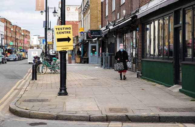 Coronavirus in Großbritannien, Eindrücke aus London February 22, 2021, London, United Kingdom: A lady wearing a face mask walks pass a covid testing sign in London..Prime Minister Boris Johnson unveils plan to end England restrictions. A new four-step plan to ease England s lockdown could see all legal limits on social contact lifted by 21 June, if strict conditions are met. London United Kingdom - ZUMAs197 20210222_zaa_s197_253 Copyright: xMayxJamesx