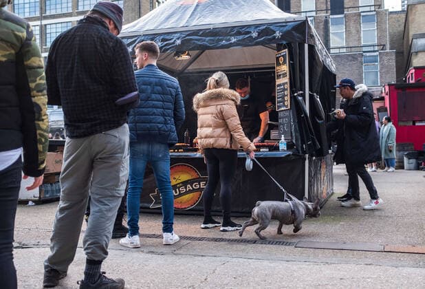 Coronavirus in Großbritannien, Eindrücke aus London February 22, 2021, London, United Kingdom: People queue at a food stall market in London..Prime Minister Boris Johnson unveils plan to end England restrictions. A new four-step plan to ease England s lockdown could see all legal limits on social contact lifted by 21 June, if strict conditions are met. London United Kingdom - ZUMAs197 20210222_zaa_s197_260 Copyright: xMayxJamesx