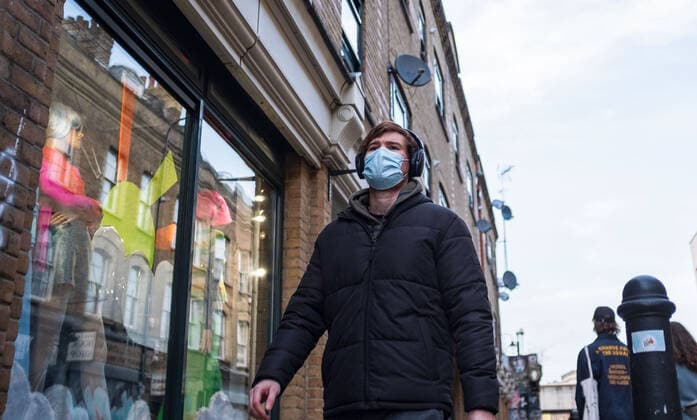 Coronavirus in Großbritannien, Eindrücke aus London February 22, 2021, London, United Kingdom: A man wearing a face mask walking on the street in London.Prime Minister Boris Johnson unveils plan to end England restrictions. A new four-step plan to ease England s lockdown could see all legal limits on social contact lifted by 21 June, if strict conditions are met. London United Kingdom - ZUMAs197 20210222_zaa_s197_262 Copyright: xMayxJamesx