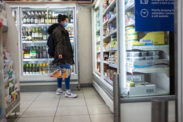 Coronavirus in Großbritannien, Eindrücke aus London February 22, 2021, London, United Kingdom: A lady wearing face a mask seen at Tesco supermarket in London..Prime Minister Boris Johnson unveils plan to end England restrictions. A new four-step plan to ease England s lockdown could see all legal limits on social contact lifted by 21 June, if strict conditions are met. London United Kingdom - ZUMAs197 20210222_zaa_s197_279 Copyright: xMayxJamesx