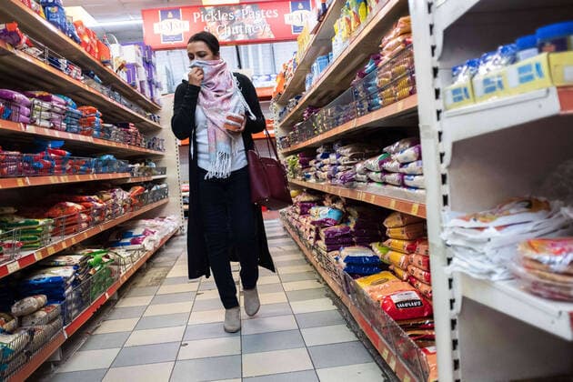 Coronavirus in Großbritannien, Eindrücke aus London February 22, 2021, London, United Kingdom: A lady wearing face a mask seen at Tesco supermarket in London..Prime Minister Boris Johnson unveils plan to end England restrictions. A new four-step plan to ease England s lockdown could see all legal limits on social contact lifted by 21 June, if strict conditions are met. London United Kingdom - ZUMAs197 20210222_zaa_s197_276 Copyright: xMayxJamesx
