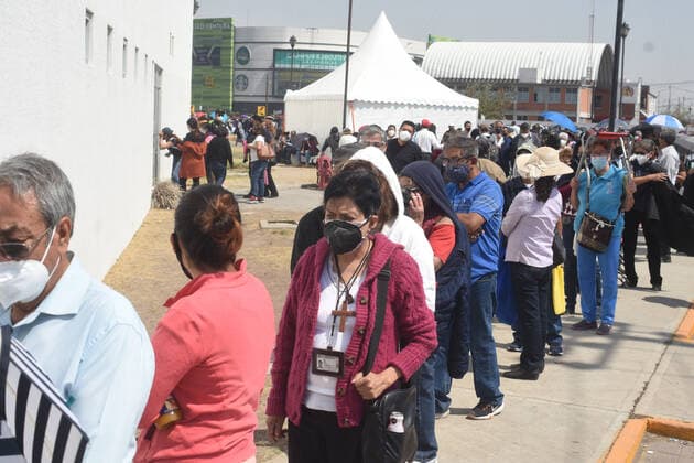 Coronavirus in Mexiko, Impfungen Sinovac Vaccine First Dose To Elderly In Mexico ECATEPEC MEXICO - FEBRUARY 22: Persons wait to be injected with a dose of Sinovac vaccine against coronavirus disease (COVID-19) , during a mass vaccination to elderly persons at Las Americas Sport Center on February 22, 2021 in Ecatepec, State of Mexico, Mexico Copyright: xJosexM.xRuizx EYEPIXGROUP_JR_22022021_4073