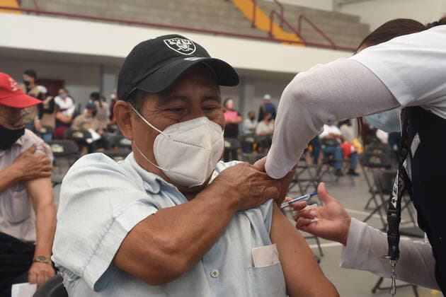 Coronavirus in Mexiko, Impfungen Sinovac Vaccine First Dose To Elderly In Mexico ECATEPEC MEXICO - FEBRUARY 22: A person receives a inject of the Sinovac vaccine against coronavirus disease (COVID-19), during a mass vaccination to elderly persons at Las Americas Sport Center on February 22, 2021 in Ecatepec, State of Mexico, Mexico Copyright: xJosexM.xRuizx EYEPIXGROUP_JR_22022021_4087