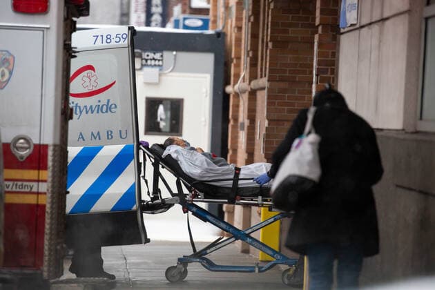 News Bilder des Tages (210223) -- NEW YORK, Feb. 23, 2021 -- Medical workers wheel a patient in front of Maimonides Medical Center in the Brooklyn Borough of New York, the United States, Feb. 22, 2021. The United States reached the grim milestone of half a million coronavirus deaths on Monday, according to the Center for Systems Science and Engineering (CSSE) at Johns Hopkins University. (Photo by Xinhua) U.S.-NEW YORK-COVID-19-DEATH-HALF A MILLION MichaelxNagle 
