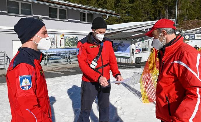 Die Polizei und die Alpin Polizei kontrollieren bei Skigebiet Rosshütte ob die Wintersportler auch ein Freitest Attest mitführen