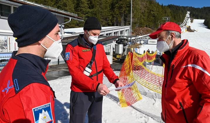 Die Polizei und die Alpin Polizei kontrollieren bei Skigebiet Rosshütte ob die Wintersportler auch ein Freitest Attest mitführen