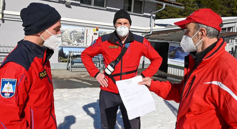 Die Polizei und die Alpin Polizei kontrollieren bei Skigebiet Rosshütte ob die Wintersportler auch ein Freitest Attest mitführen