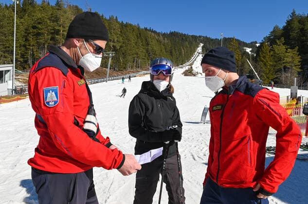 Die Polizei und die Alpin Polizei kontrollieren bei Skigebiet Rosshütte ob die Wintersportler auch ein Freitest Attest mitführen