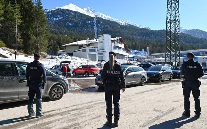 Die Polizei und die Alpin Polizei kontrollieren bei Skigebiet Rosshütte ob die Wintersportler auch ein Freitest Attest mitführen