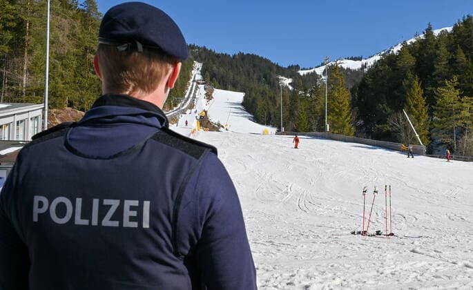 Die Polizei und die Alpin Polizei kontrollieren bei Skigebiet Rosshütte ob die Wintersportler auch ein Freitest Attest mitführen