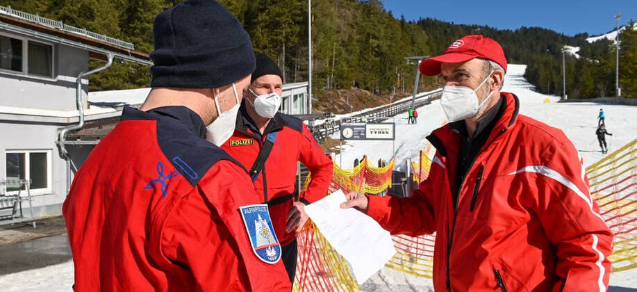 Die Polizei und die Alpin Polizei kontrollieren bei Skigebiet Rosshütte ob die Wintersportler auch ein Freitest Attest mitführen
