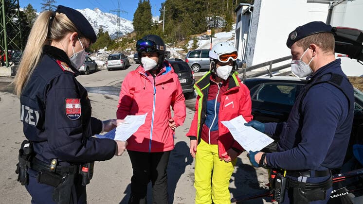 Die Polizei und die Alpin Polizei kontrollieren bei Skigebiet Rosshütte ob die Wintersportler auch ein Freitest Attest mitführen