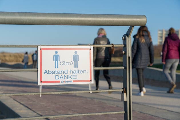 Schild Abstand halten an der Strandpromenade in Cuxhaven in Niedersachsen;Schild Abstand halten an der Strandpromenade in Cuxhaven in Niedersachsen, Hamburg Hamburg Deutschland Cinemaxx Dammtor