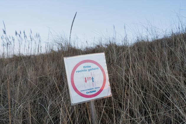 Schild Abstand halten an der Strandpromenade in Cuxhaven in Niedersachsen;Schild Abstand halten an der Strandpromenade in Cuxhaven in Niedersachsen, Hamburg Hamburg Deutschland Cinemaxx Dammtor