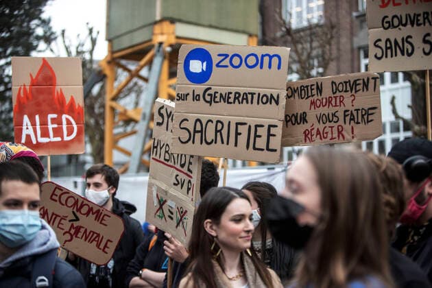 February 22, 2021, Brussels, Puglia, Belgium: Students protest against the isolation and precariousness due to the Covid-19 crisis at the Libre University (ULB) in Brussels. The students are asking, among others, for the reopening of audiences, the resumption of extra-curricular activities, the resumption of sport, free psychological support, and a Covid-19 grant. Brussels, Belgium, February 22, 2021. Brussels Belgium - ZUMAm177 20210222_zip_m177_025 Copyright: xValeriaxMongellix