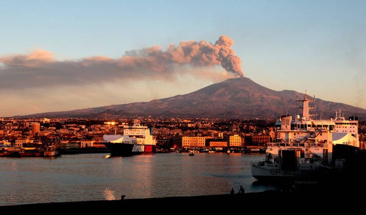 Bilder des Jahres 2021, News 02 Februar News Themen der Woche KW08 News Bilder des Tages Italien, Vulkan Ätna auf Sizilien aktiv Etna eruption south-east crater photographed from Catania Editorial Usage Only  Copyright: xDAVIDExANASTASIx xIPAx