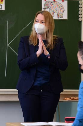 Saarlands Bildungsministerin Christine Streichert-Clivot (SPD) besucht zum Start des Wechselunterrichts nach dem 2. Lockdown am Montag (22.2.2021) die Grundschule in Lautzkirchen.