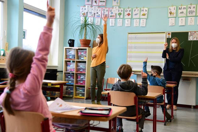 Saarlands Bildungsministerin Christine Streichert-Clivot (SPD) besucht zum Start des Wechselunterrichts nach dem 2. Lockdown am Montag (22.2.2021) die Grundschule in Lautzkirchen.