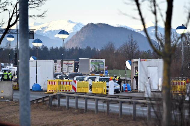 Grenzkontrollen an der oesterreichisch deutschen Grenze ,Grenzuebergang Kiefersfelden Grenzpolizisten kontrollieren Autofahrer,PKW,LKW.Lastkraftwagen,Gueterverker,Lieferkette bei der Einreise von Tirol Oesterreich nach Bayern Deutschland.