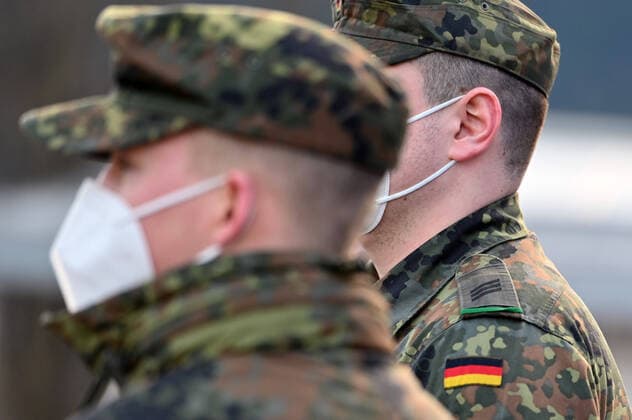 Themenbild Wehrpflicht,Soldaten,Dienstgrad.Rang,Rangabzeichen,Dienstgradabzeichen. Soldaten der Bundeswehr helfen bei der Testung von Einreisenden. Grenzkontrollen an der oesterreichisch deutschen Grenze ,Grenzuebergang Kiefersfelden Grenzpolizisten kontrollieren Autofahrer bei der Einreise von Tirol Oesterreich nach Bayern Deutschland.