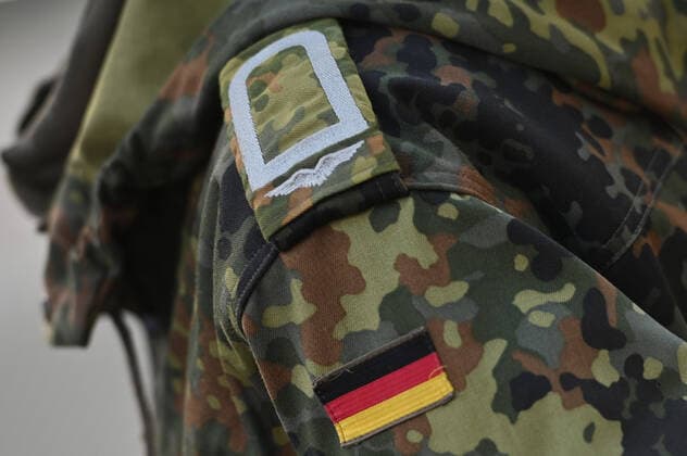 Themenbild Wehrpflicht,Soldaten,Dienstgrad.Rang,Rangabzeichen,Dienstgradabzeichen. Soldaten der Bundeswehr helfen bei der Testung von Einreisenden. Grenzkontrollen an der oesterreichisch deutschen Grenze ,Grenzuebergang Kiefersfelden Grenzpolizisten kontrollieren Autofahrer bei der Einreise von Tirol Oesterreich nach Bayern Deutschland.