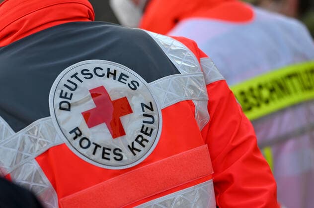 Themenbild Deutsches Rotes Kreuz. AbzeichenWappen. Sanitaeter helfen bei der Testung von Einreisenden, Grenzkontrollen an der oesterreichisch deutschen Grenze ,Grenzuebergang Kiefersfelden Grenzpolizisten kontrollieren Autofahrer bei der Einreise von Tirol Oesterreich nach Bayern Deutschland.