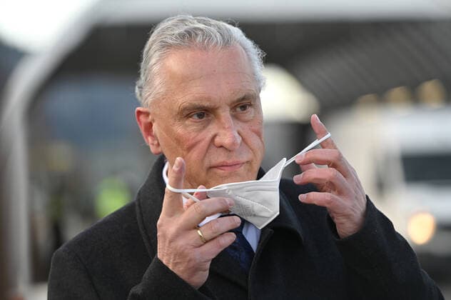 Bayerns Innenminister Joachim Herrmann informiert sich ueber Einreisekontrollen und Corona-Testungen in Kiefersfelden an der Grenze zu Tirol. Grenzkontrollen an der oesterreichisch deutschen Grenze ,Grenzuebergang Kiefersfelden Einreise von Tirol Oesterreich nach Bayern Deutschland.