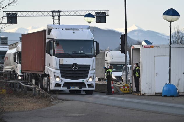 Grenzkontrollen an der oesterreichisch deutschen Grenze ,Grenzuebergang Kiefersfelden Grenzpolizisten kontrollieren LKW.Lastkraftwagen,Gueterverker,Lieferkette bei der Einreise von Tirol Oesterreich nach Bayern Deutschland.